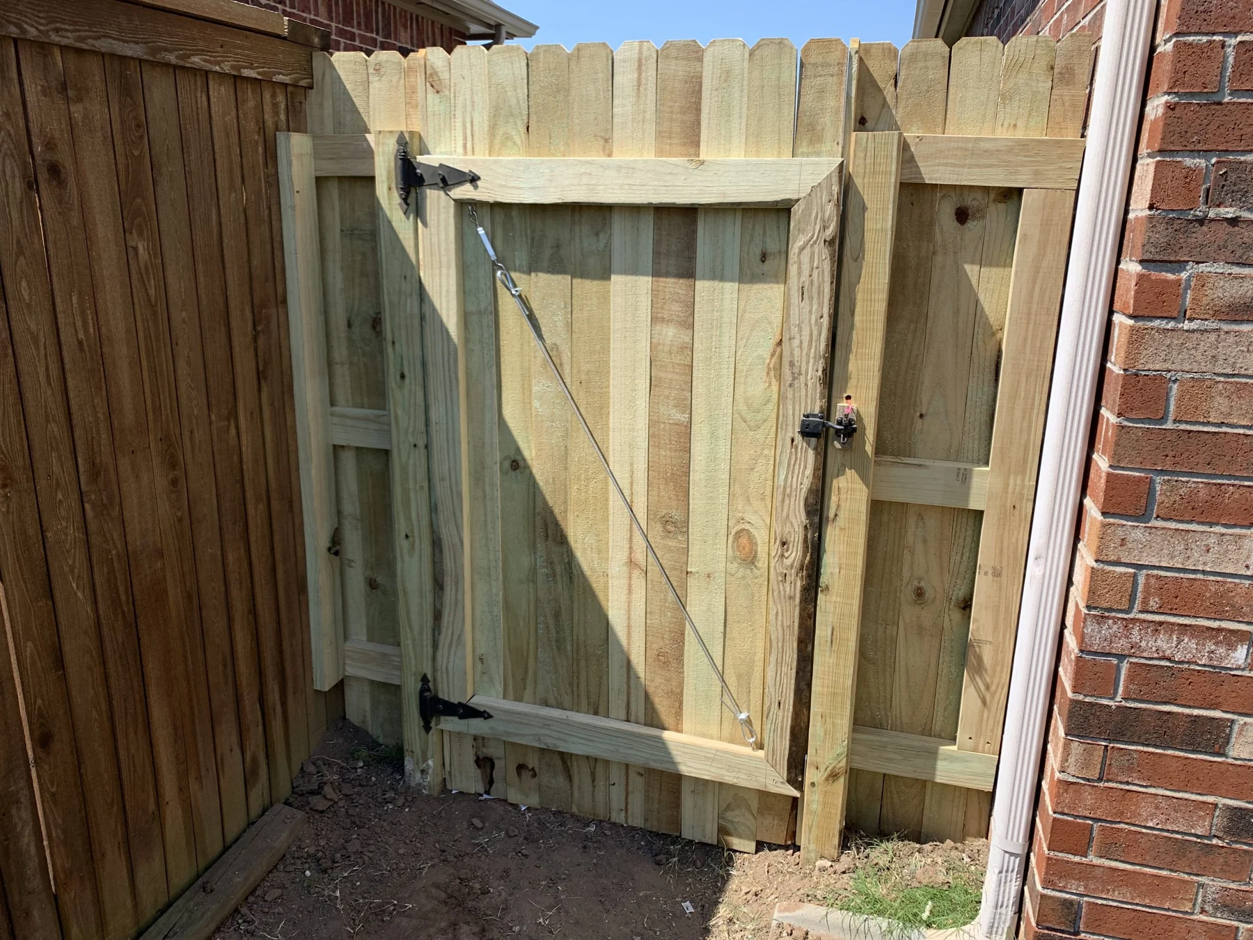 Wood walk gate with diagonal cable bracing